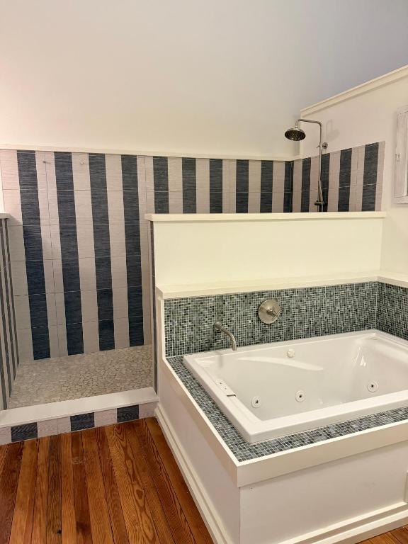 Luxe 220, Unit 7 - Entire Penthouse Property - sleeps 20