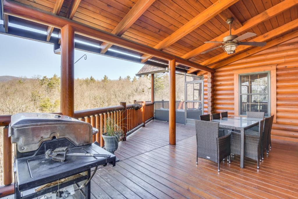Wooded Cabin Mtn Views, Hot Tub and 2 Decks! - Image 5
