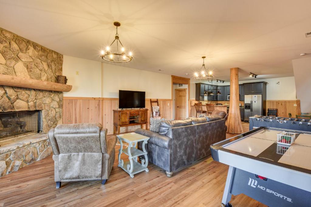 Wooded Cabin Mtn Views, Hot Tub and 2 Decks! - Image 6