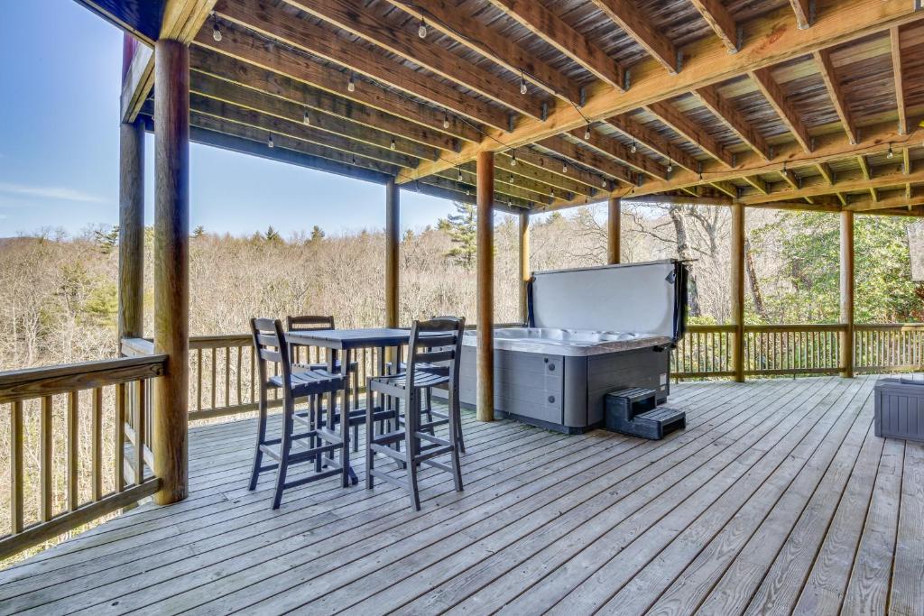 Wooded Cabin Mtn Views, Hot Tub and 2 Decks!