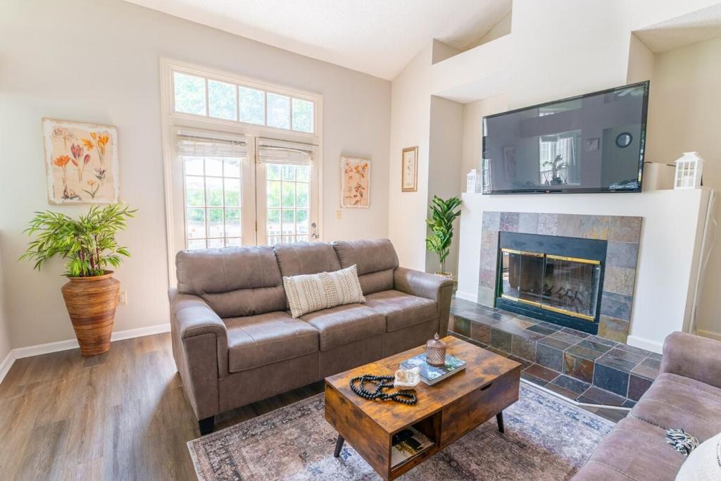 3 Beds, Kids Friendly Ranch,Jaccuzzi Tub,Walk to Food Lion,Restaurant, Keurig , sleep noise machine,,Crib,5G