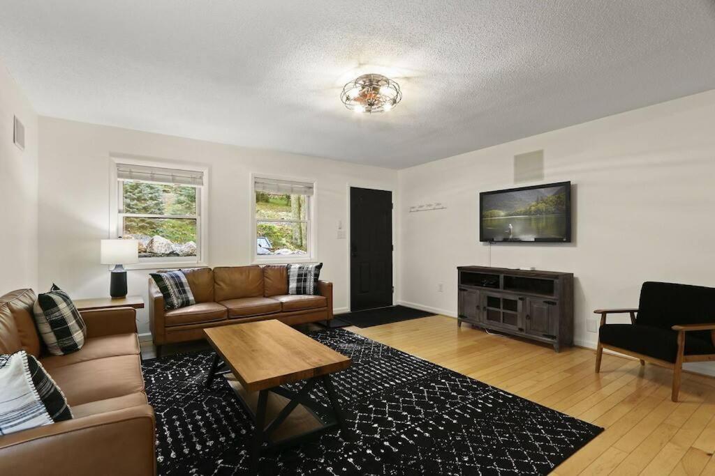 Mtn Oasis! HotTub! Pets Approved! 5min to Ski! - Image 5