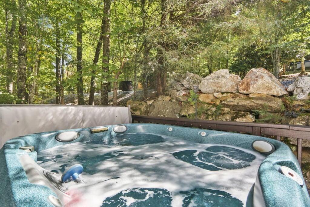 Mtn Oasis! HotTub! Pets Approved! 5min to Ski!