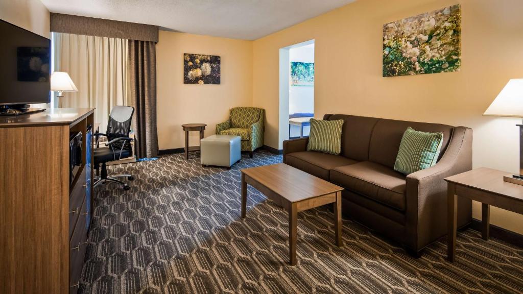 Best Western Plus Yadkin Valley Inn & Suites - Image 6