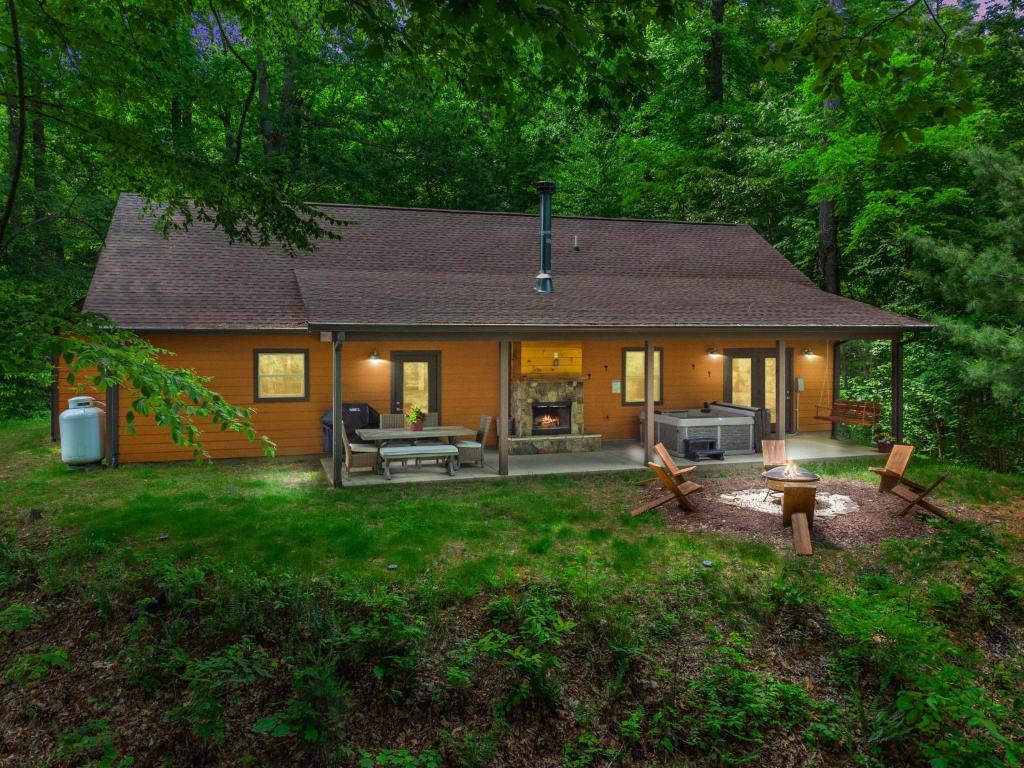 Hot Tub (Jacuzzi) - Photo 3