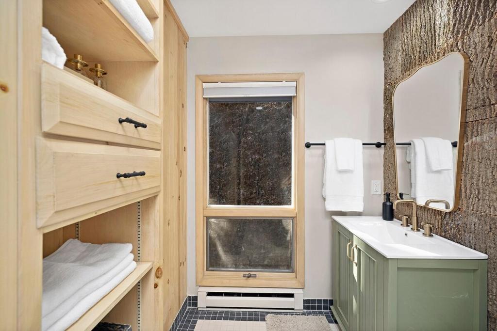 Chalet Getaway, Hot Tub, Pet Friendly! - Image 8