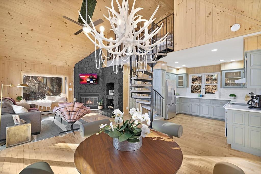 Chalet Getaway, Hot Tub, Pet Friendly! - Image 4