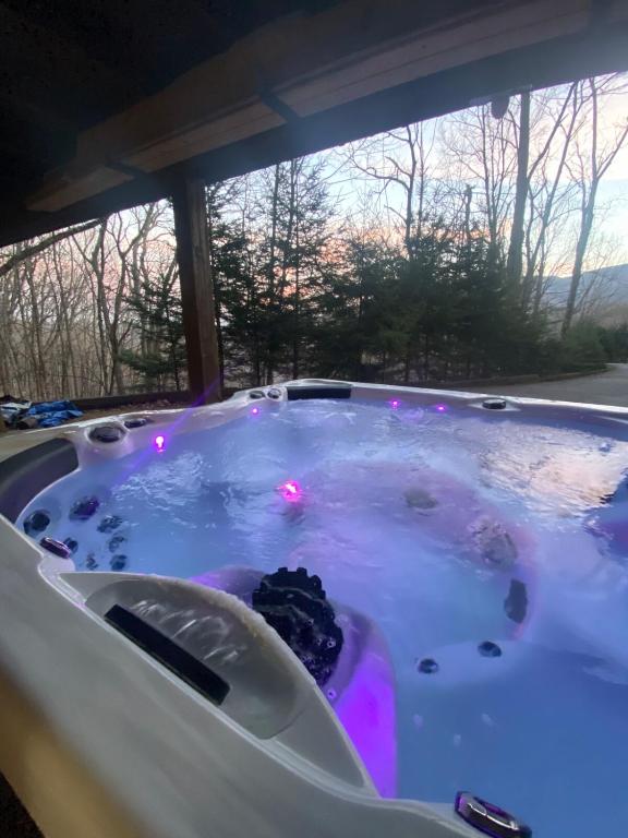 Chalet Getaway, Hot Tub, Pet Friendly!