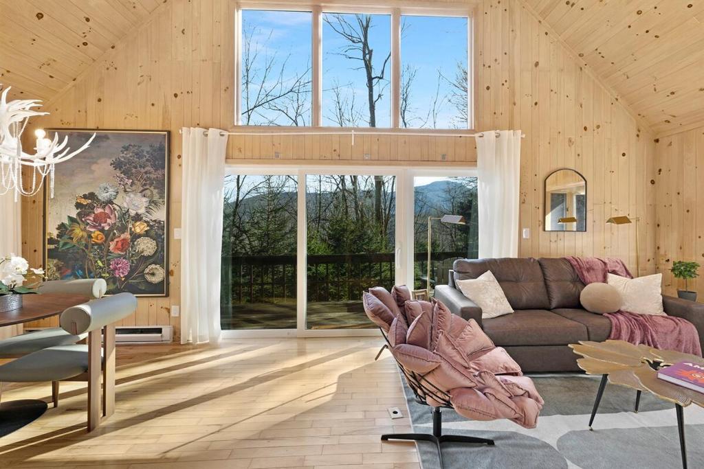 Chalet Getaway, Hot Tub, Pet Friendly!