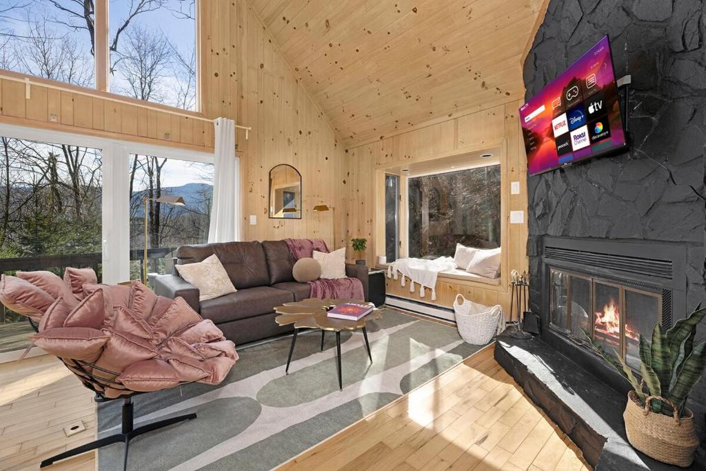 Chalet Getaway, Hot Tub, Pet Friendly! - Image 5