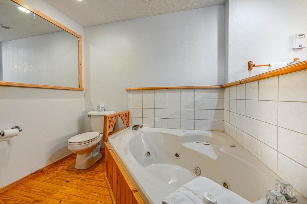 Hot Tub (Jacuzzi) - Photo 3