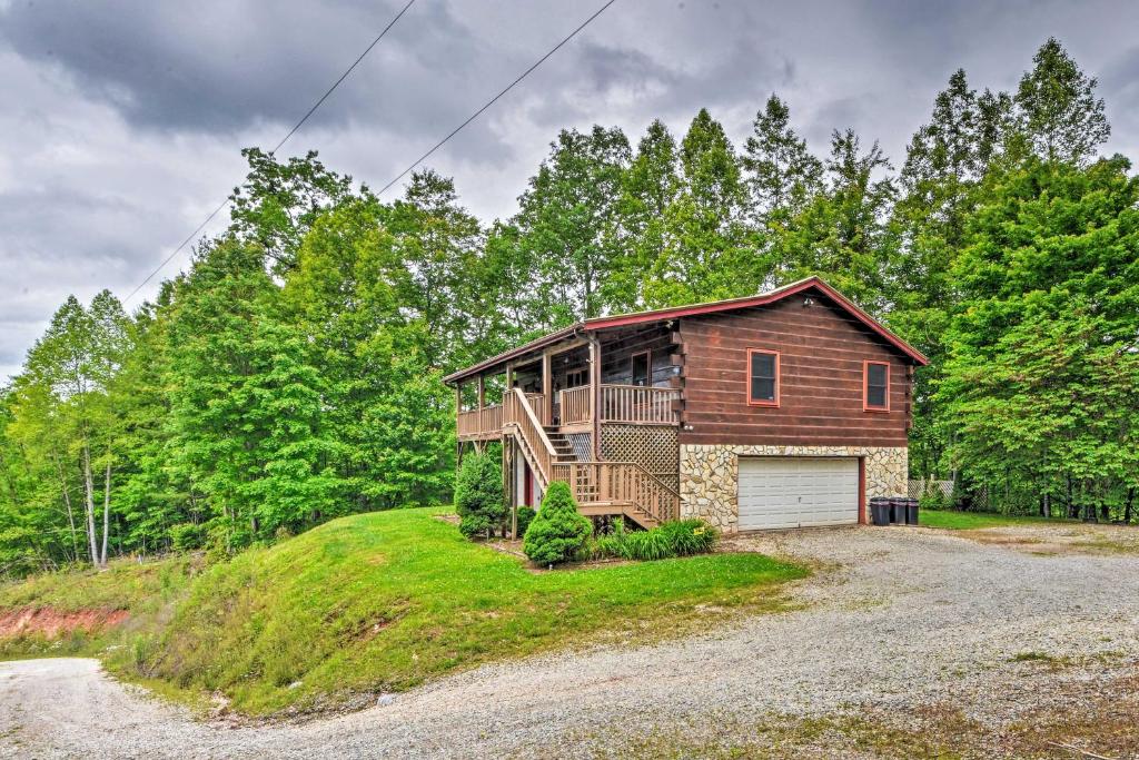 Bryson City Cabin with Hot Tub, Views and Pool Table! - Image 6