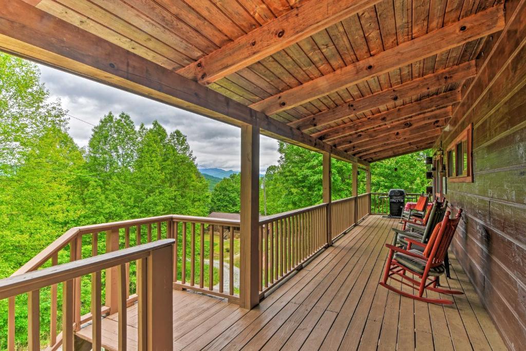 Bryson City Cabin with Hot Tub, Views and Pool Table!