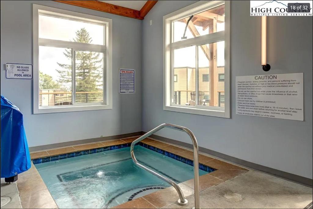 The Sugar Suite - Renovated with a View! Ski IN-OUT! Heated POOL, Hot tub, sauna, gym, AC, EV, adjustable bed