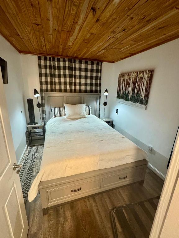 The Sugar Suite - Renovated with a View! Ski IN-OUT! Heated POOL, Hot tub, sauna, gym, AC, EV, adjustable bed - Image 8