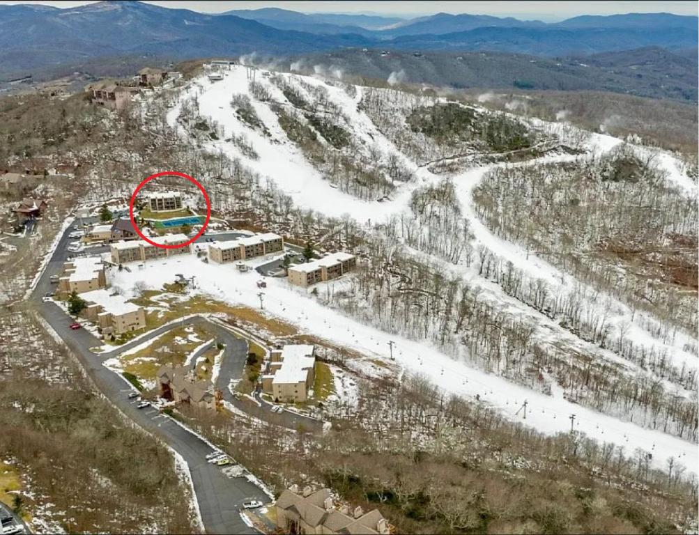 The Sugar Suite - Renovated with a View! Ski IN-OUT! Heated POOL, Hot tub, sauna, gym, AC, EV, adjustable bed