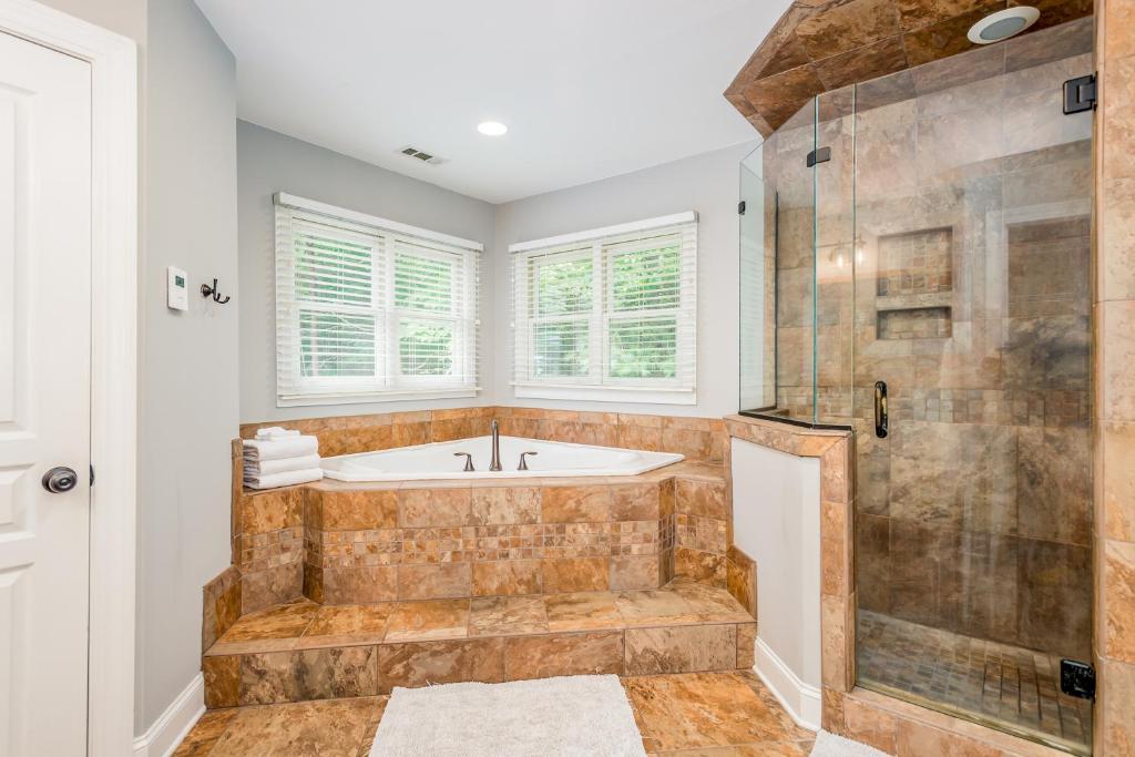 Hot Tub (Jacuzzi) - Photo 3