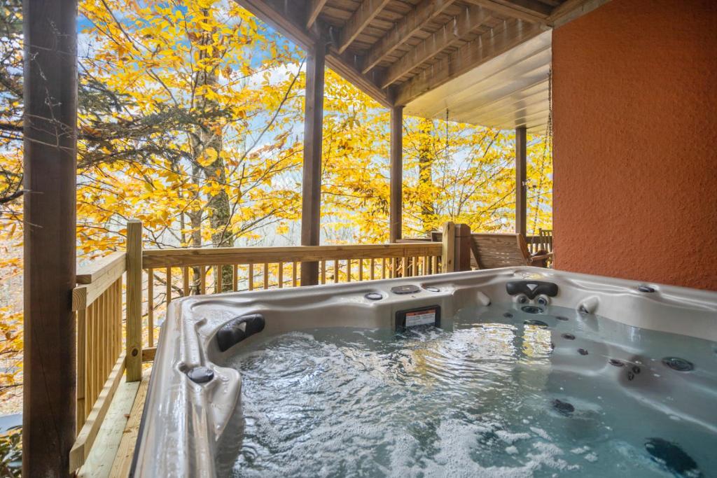 Hot Tub (Jacuzzi) - Photo 2