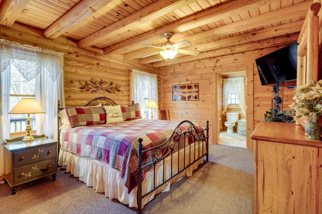 Pet-Friendly Cabin with Loft 5 Mi to Lake Lure! - Image 7