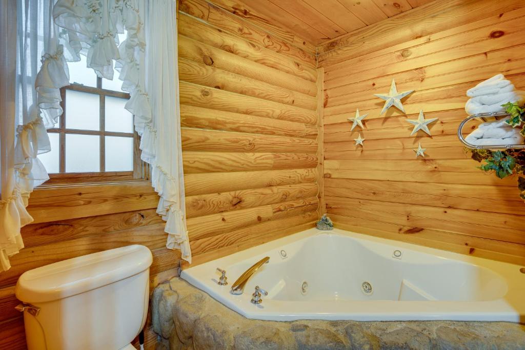 Pet-Friendly Cabin with Loft 5 Mi to Lake Lure!