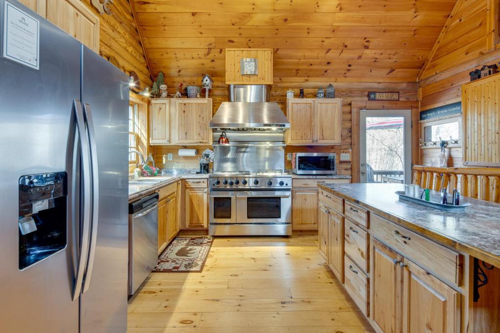 Pet-Friendly Cabin with Loft 5 Mi to Lake Lure! - Image 4