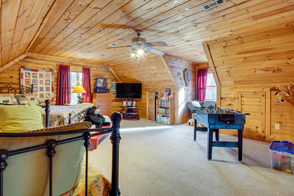 Pet-Friendly Cabin with Loft 5 Mi to Lake Lure! - Image 5