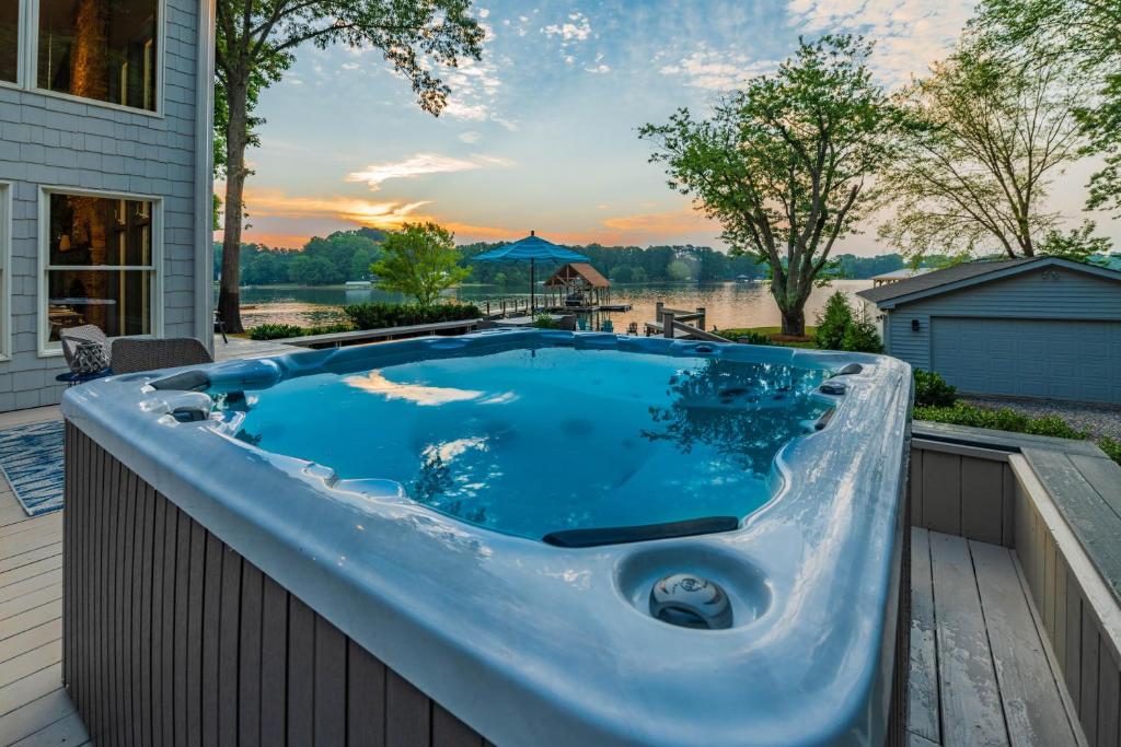 Hot Tub (Jacuzzi) - Photo 2