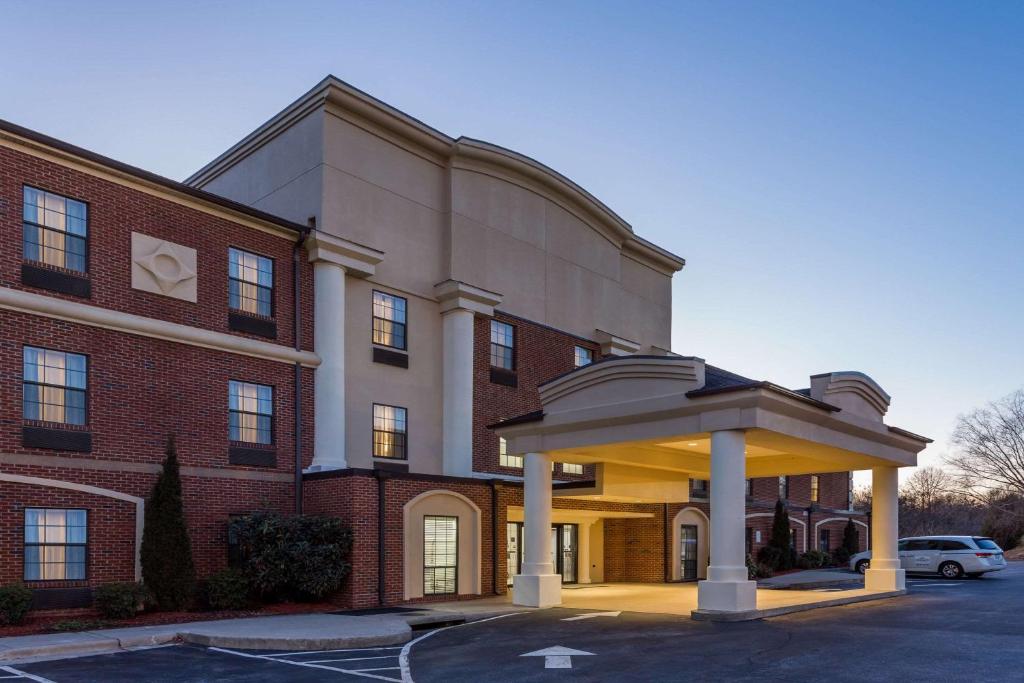 Wingate by Wyndham High Point Greensboro Airport South