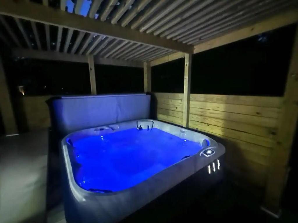 Hot Tub (Jacuzzi) - Photo 2
