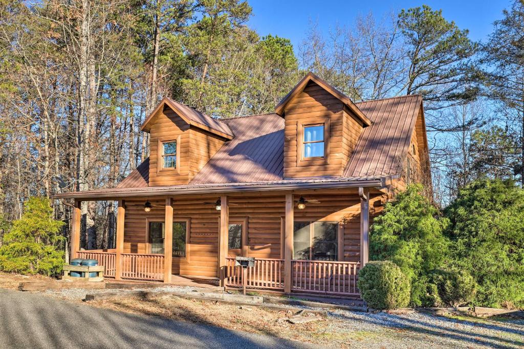 Bryson City Cabin with Private Hot Tub and Game Room