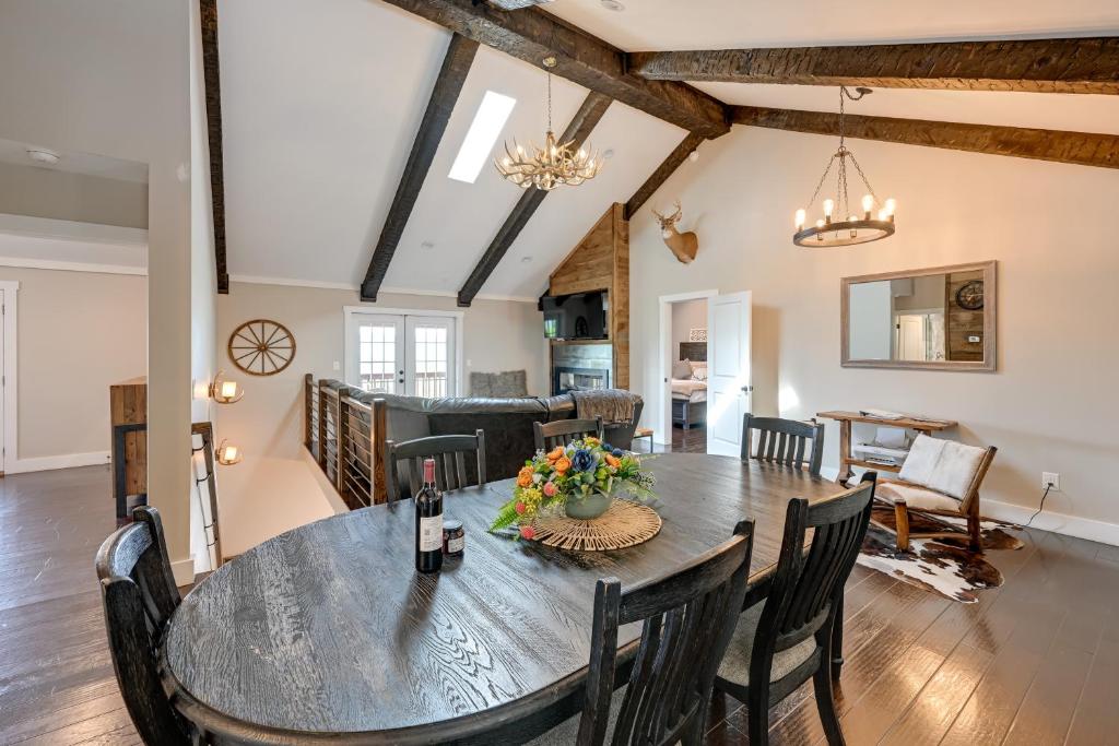 Beautiful Franklin Home with Bunkhouse and Hot Tub! - Image 4