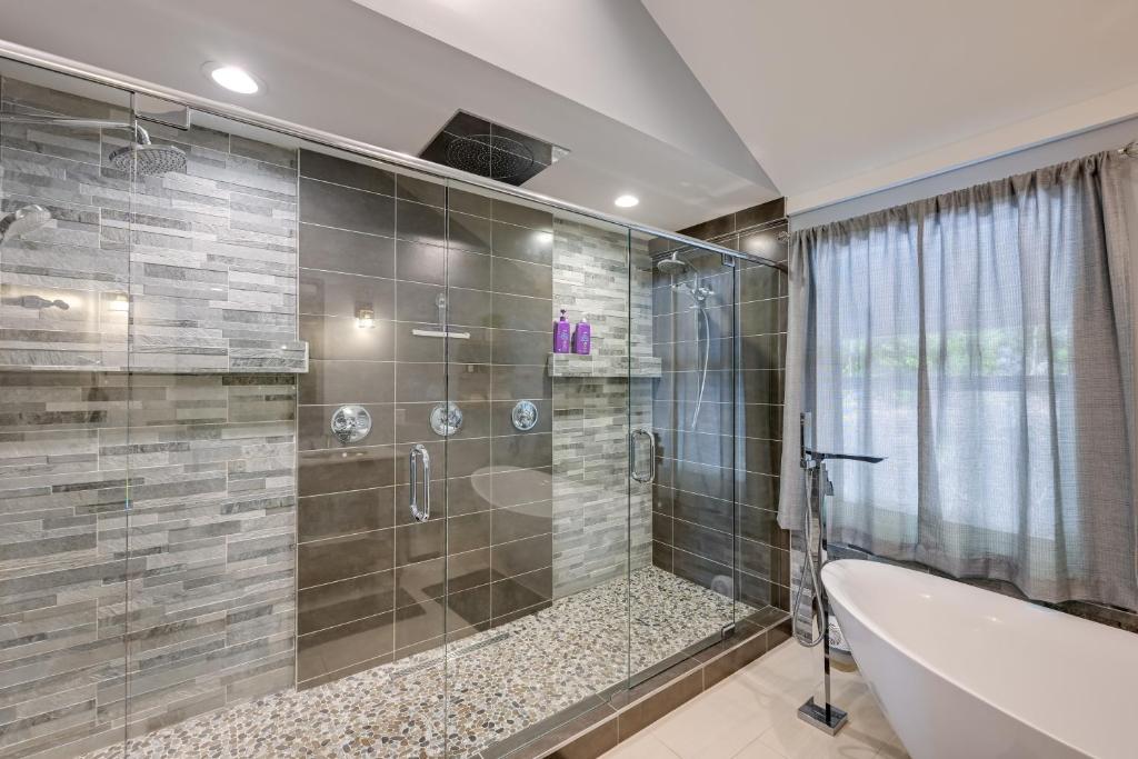 Beautiful Franklin Home with Bunkhouse and Hot Tub! - Image 8