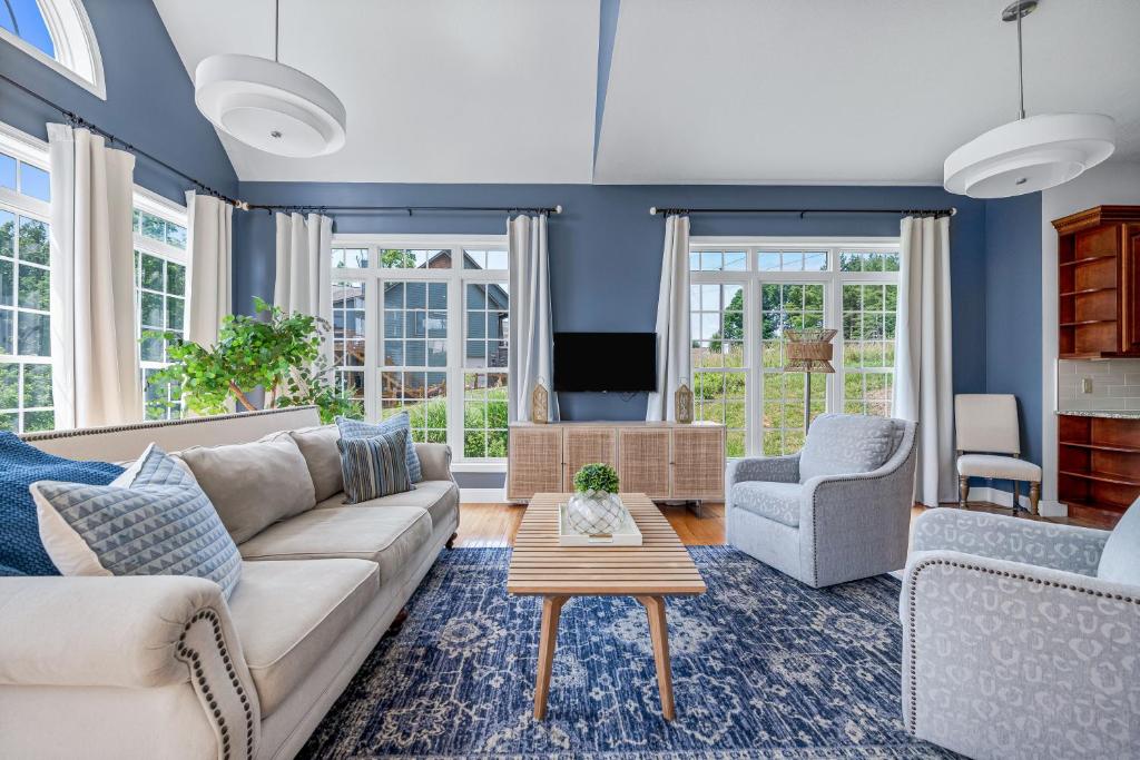 Weekend friends and fam! Media room, Hot Tub, Firepit, Sleeps 18 minutes to Asheville - Image 6