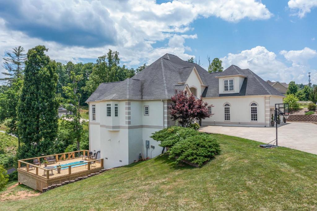 Weekend friends and fam! Media room, Hot Tub, Firepit, Sleeps 18 minutes to Asheville - Image 7