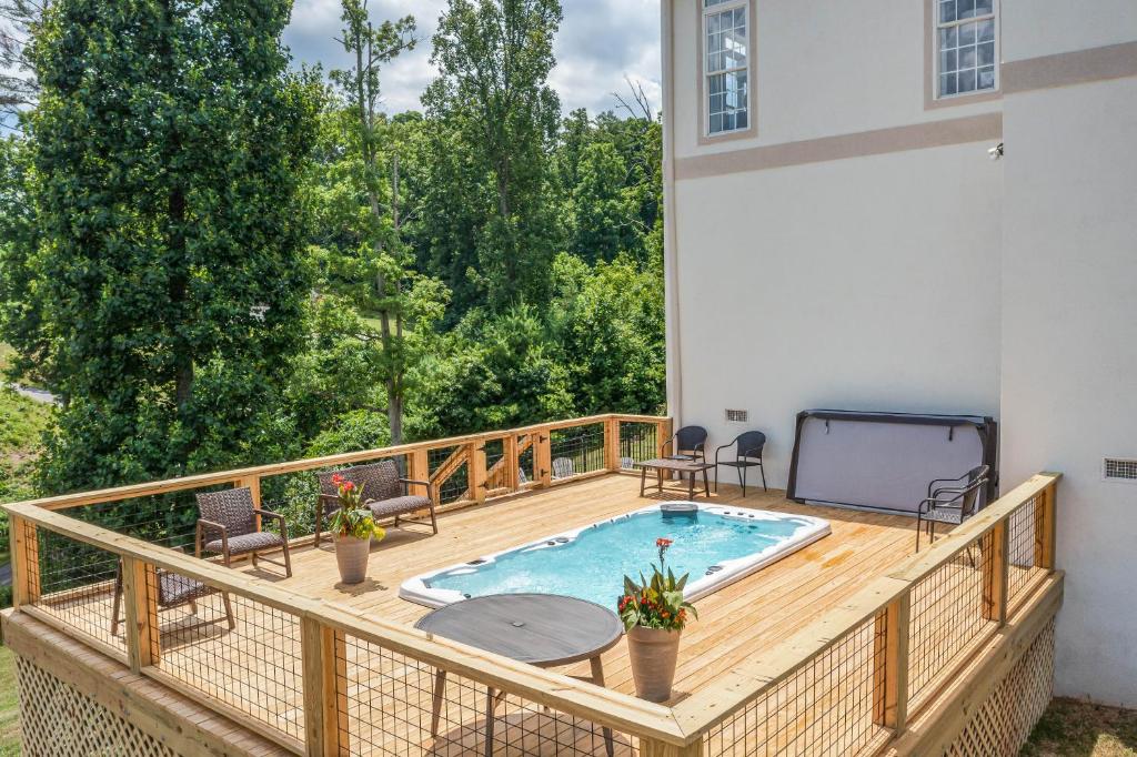 Weekend friends and fam! Media room, Hot Tub, Firepit, Sleeps 18 minutes to Asheville