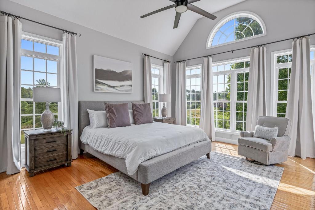 Weekend friends and fam! Media room, Hot Tub, Firepit, Sleeps 18 minutes to Asheville - Image 8