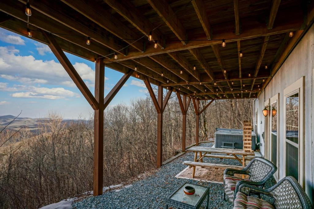 Hot Tub (Jacuzzi) - Photo 2