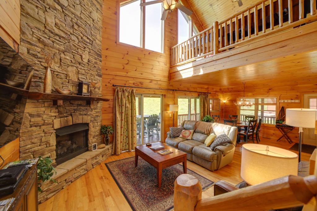 Maggie Valley Cabin with Private Hot Tub and Game Room - Image 8