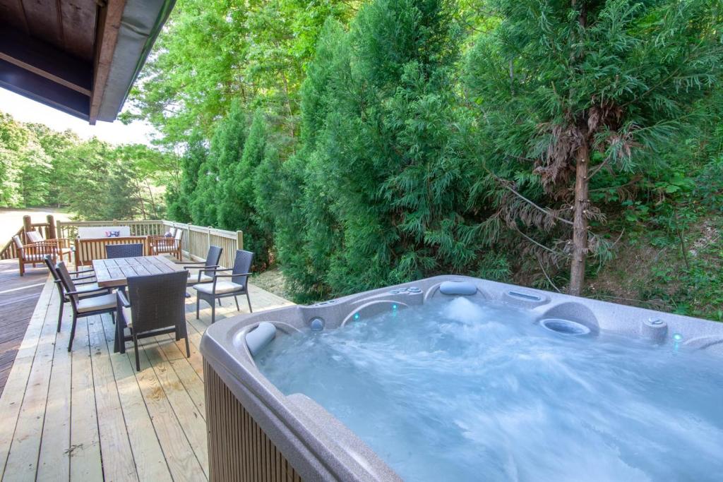 Hot Tub (Jacuzzi) - Photo 2