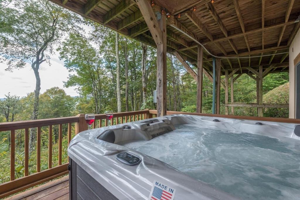 Hot Tub (Jacuzzi) - Photo 2