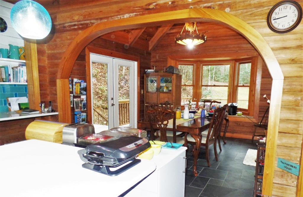 Creekside Paradise Bed and Breakfast - Image 4