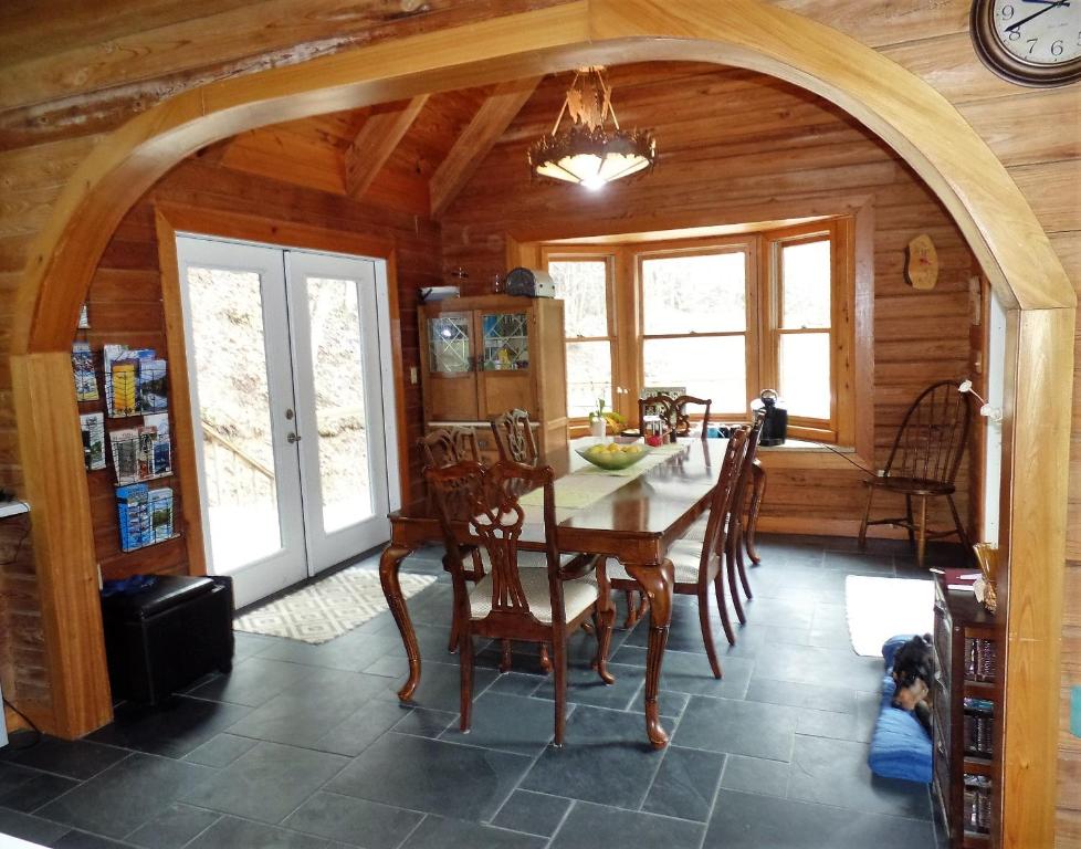 Creekside Paradise Bed and Breakfast - Image 8