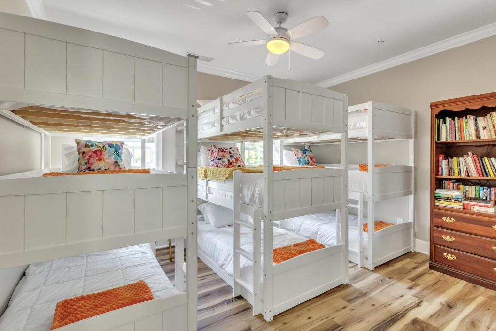 Heated Pool l Indoor Jacuzzi Tubs I Arcade l Outdoor Hot Tub - Image 4