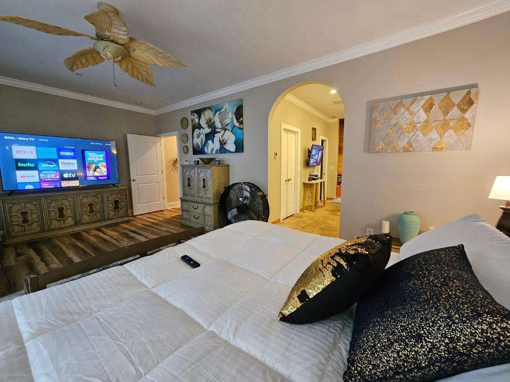 Heated Pool l Indoor Jacuzzi Tubs I Arcade l Outdoor Hot Tub - Image 8