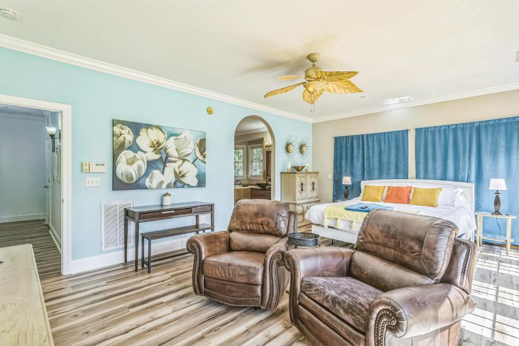 Heated Pool l Indoor Jacuzzi Tubs I Arcade l Outdoor Hot Tub - Image 5