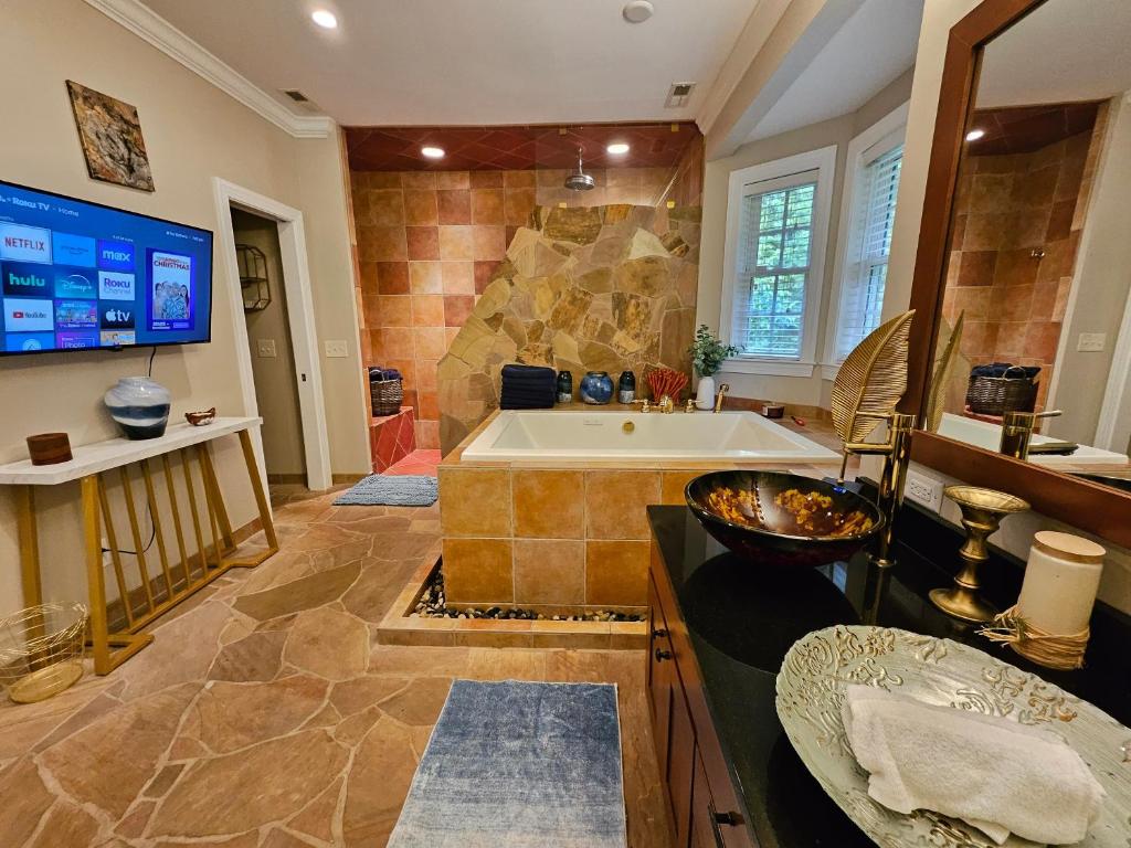 Heated Pool l Indoor Jacuzzi Tubs I Arcade l Outdoor Hot Tub - Image 6