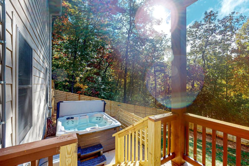 Hot Tub (Jacuzzi) - Photo 2