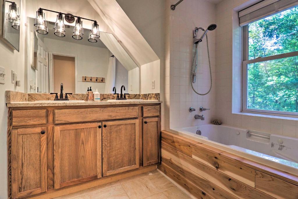 2 Mi to Sapphire Resort Home with Hot Tub and Games!