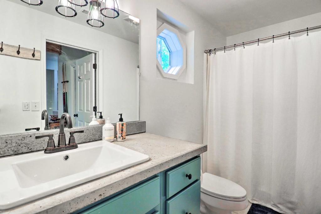 2 Mi to Sapphire Resort Home with Hot Tub and Games! - Image 8