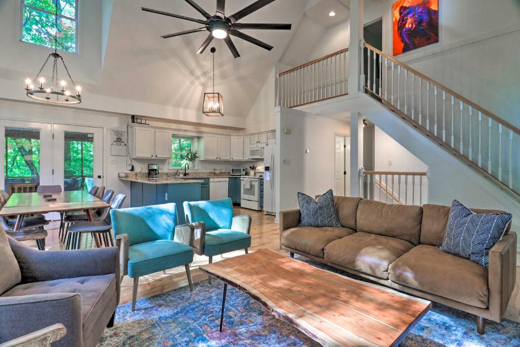 2 Mi to Sapphire Resort Home with Hot Tub and Games!